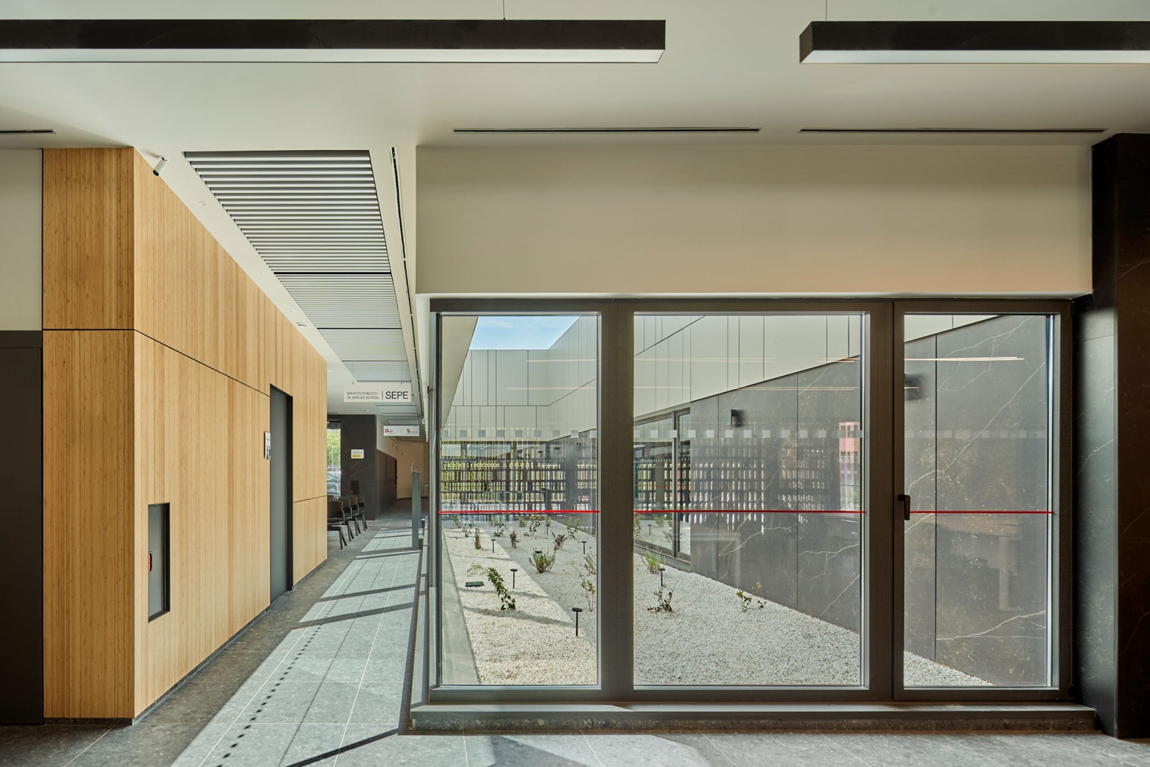 Edificio para ECYL y SEPE por Marcos Rico Arquitectos. Fotografía por Javier Bravo.