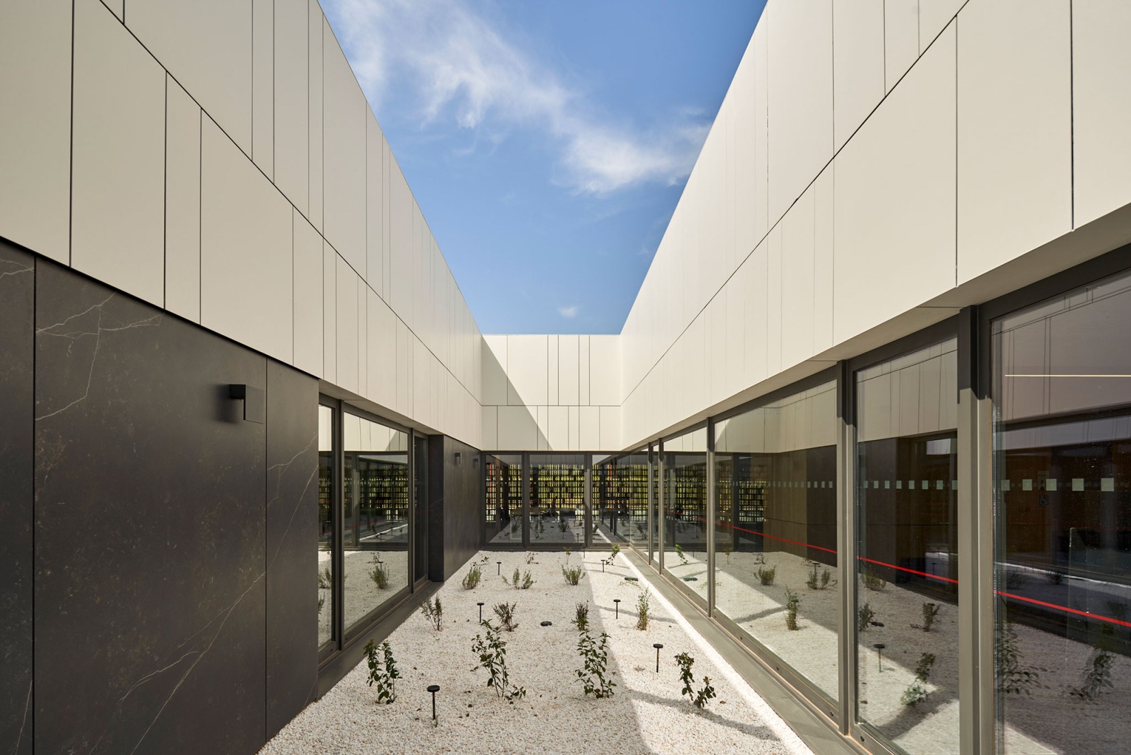 Edificio para ECYL y SEPE por Marcos Rico Arquitectos. Fotografía por Javier Bravo.