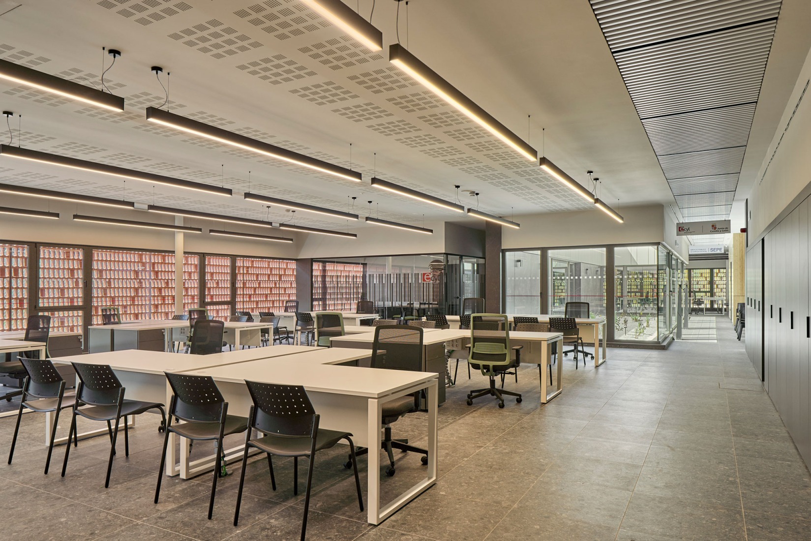 Edificio para ECYL y SEPE por Marcos Rico Arquitectos. Fotografía por Javier Bravo.