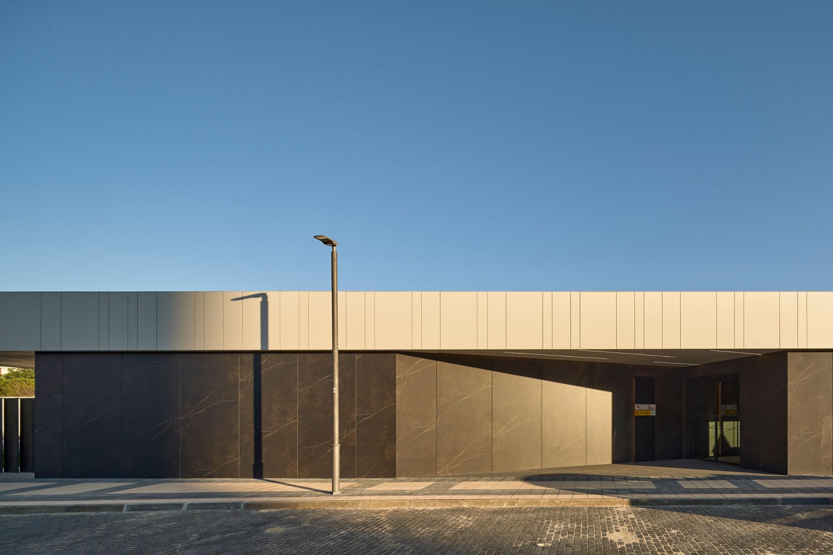 Edificio para ECYL y SEPE por Marcos Rico Arquitectos. Fotografía por Javier Bravo.