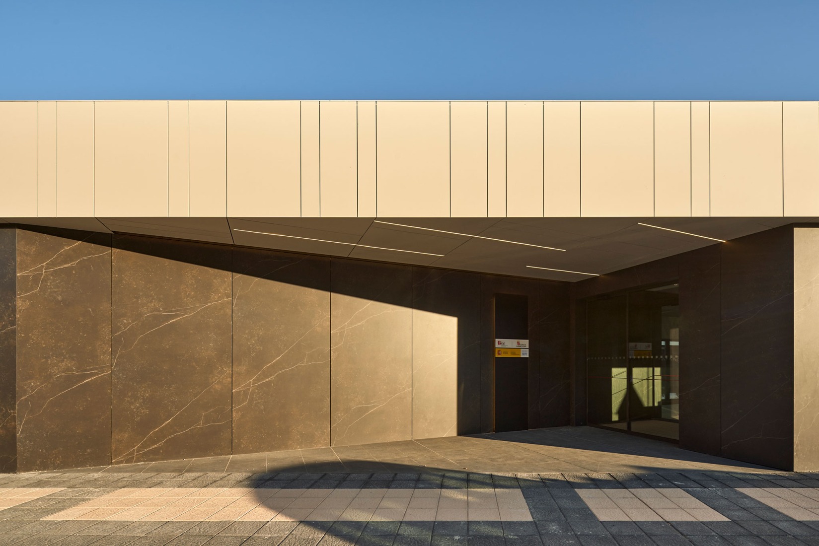 Edificio para ECYL y SEPE por Marcos Rico Arquitectos. Fotografía por Javier Bravo.