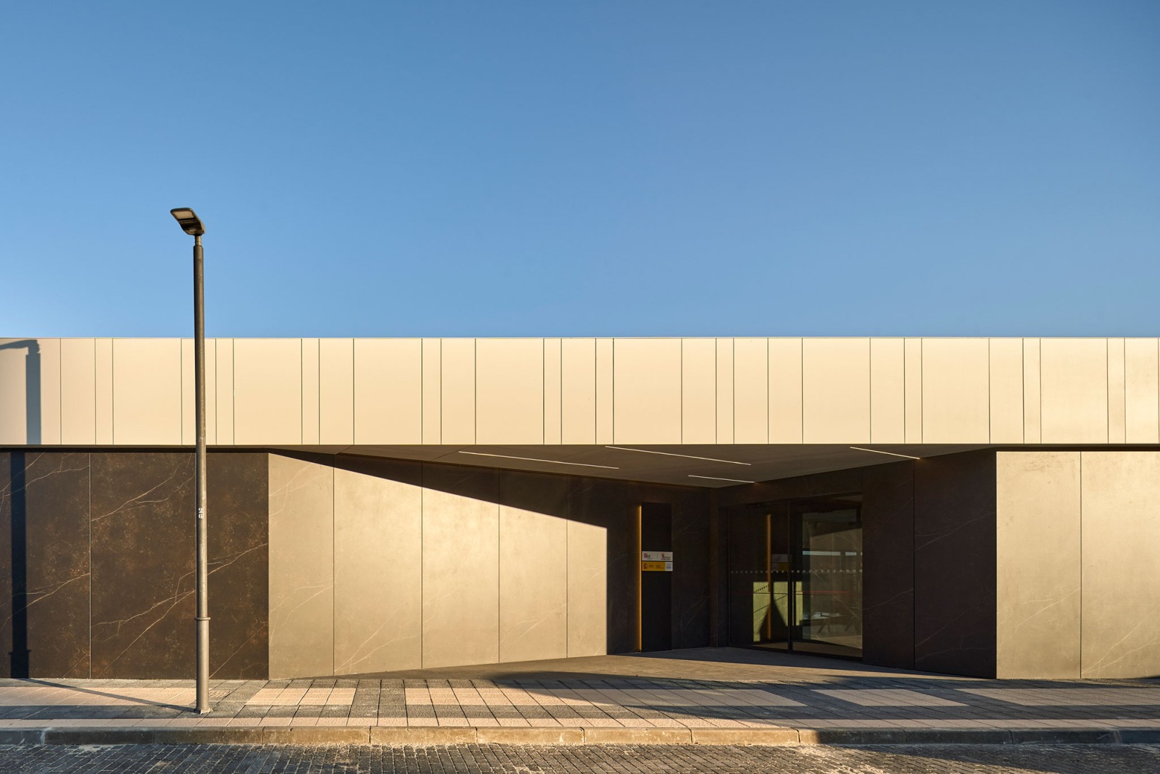 Edificio para ECYL y SEPE por Marcos Rico Arquitectos. Fotografía por Javier Bravo.