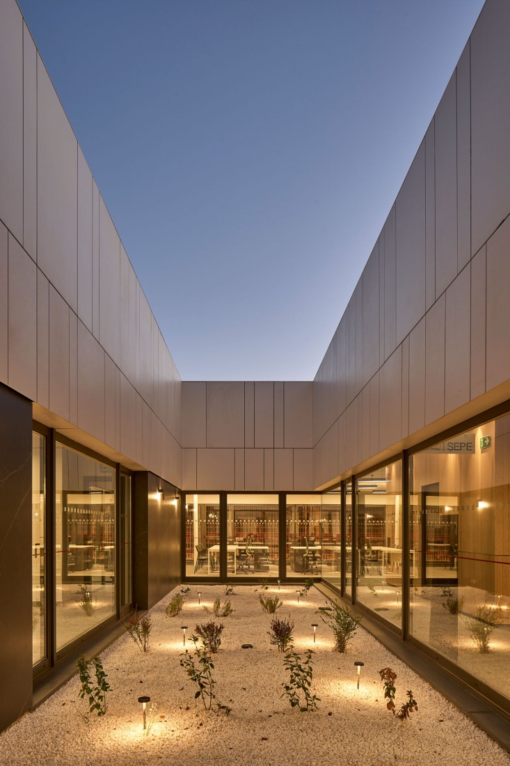 Edificio para ECYL y SEPE por Marcos Rico Arquitectos. Fotografía por Javier Bravo.