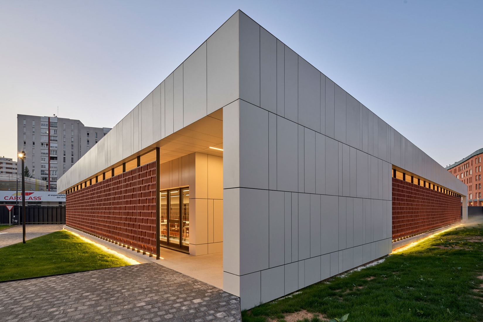 Edificio para ECYL y SEPE por Marcos Rico Arquitectos. Fotografía por Javier Bravo.