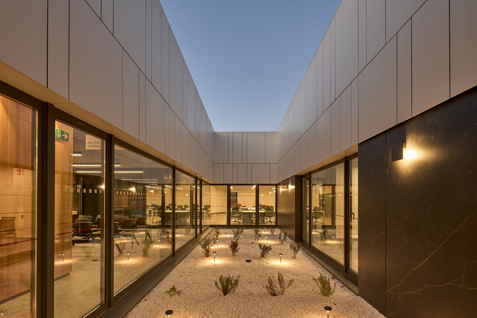 Edificio para ECYL y SEPE por Marcos Rico Arquitectos. Fotografía por Javier Bravo.