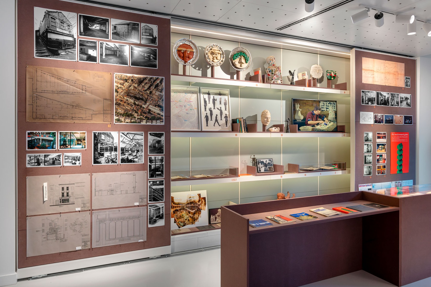 «Theo Crosby: 100 vidas». Fotografía cortesía por Pentagram’s Osh Gallery.