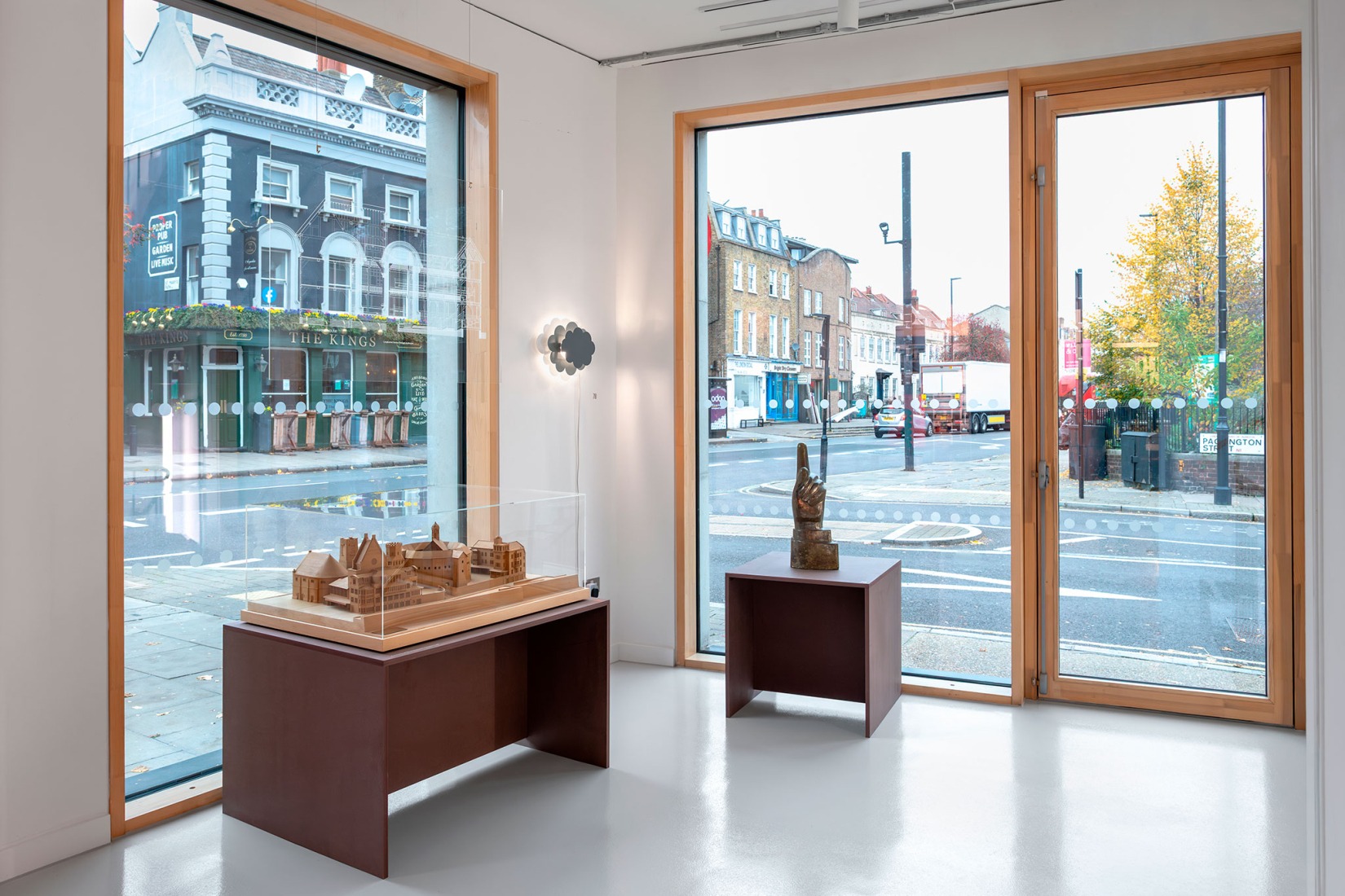 «Theo Crosby: 100 vidas». Fotografía cortesía por Pentagram’s Osh Gallery.