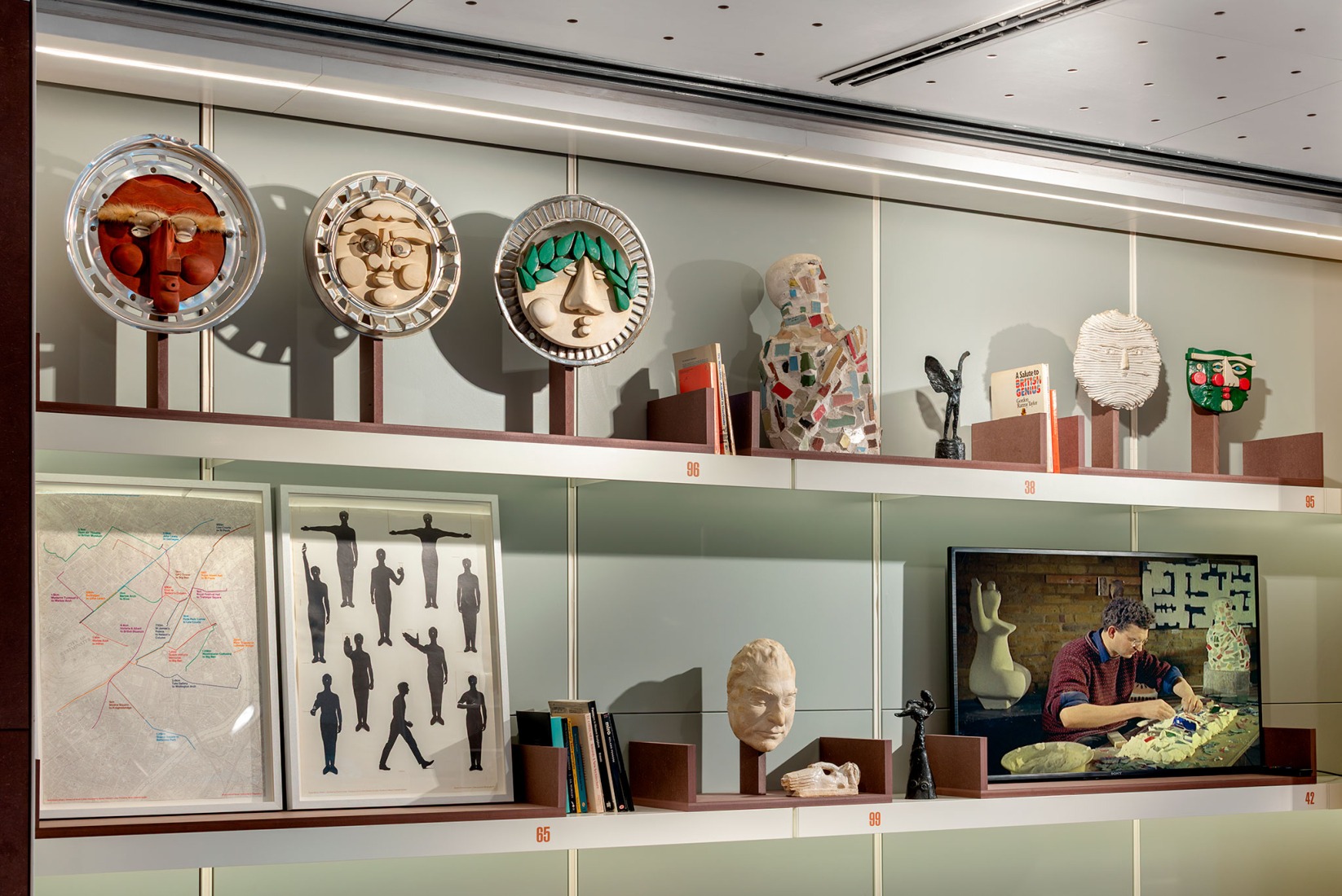 «Theo Crosby: 100 vidas». Fotografía cortesía por Pentagram’s Osh Gallery.