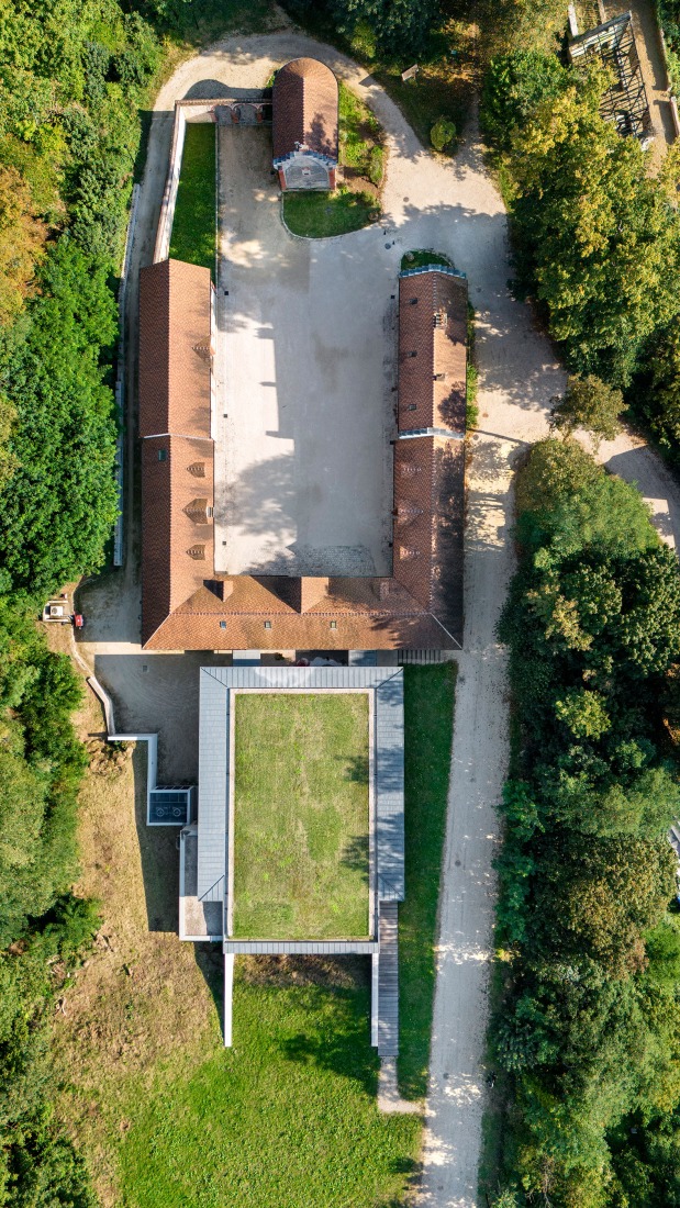 Multi-purpose hall in Châteaufort by Berellini Architecte. Photograph by Michel Denance.