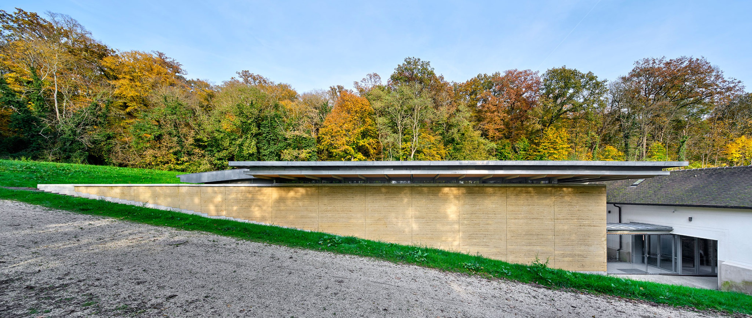 Multi-purpose hall in Châteaufort by Berellini Architecte. Photograph by Michel Denance.