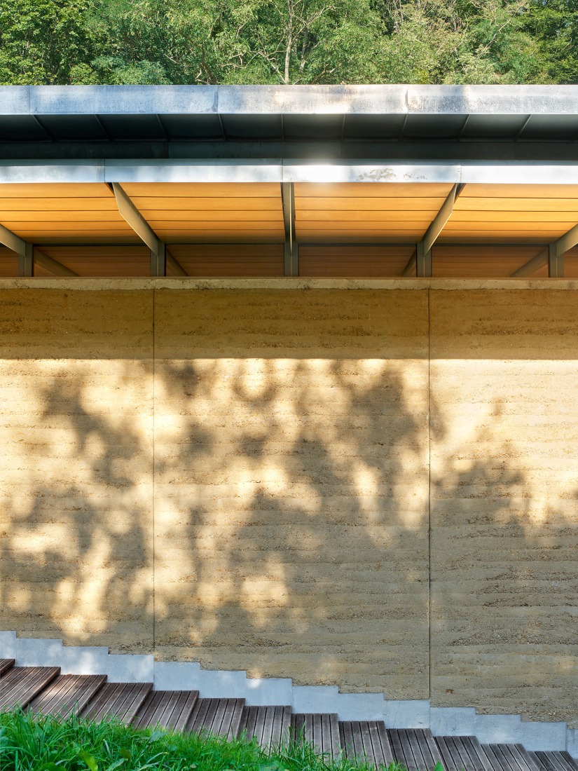 Multi-purpose hall in Châteaufort by Berellini Architecte. Photograph by Michel Denance.