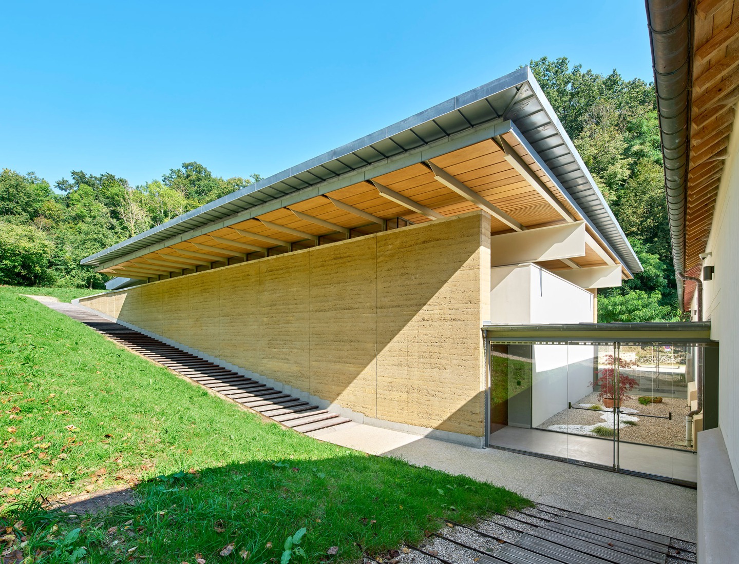 Multi-purpose hall in Châteaufort by Berellini Architecte. Photograph by Michel Denance.