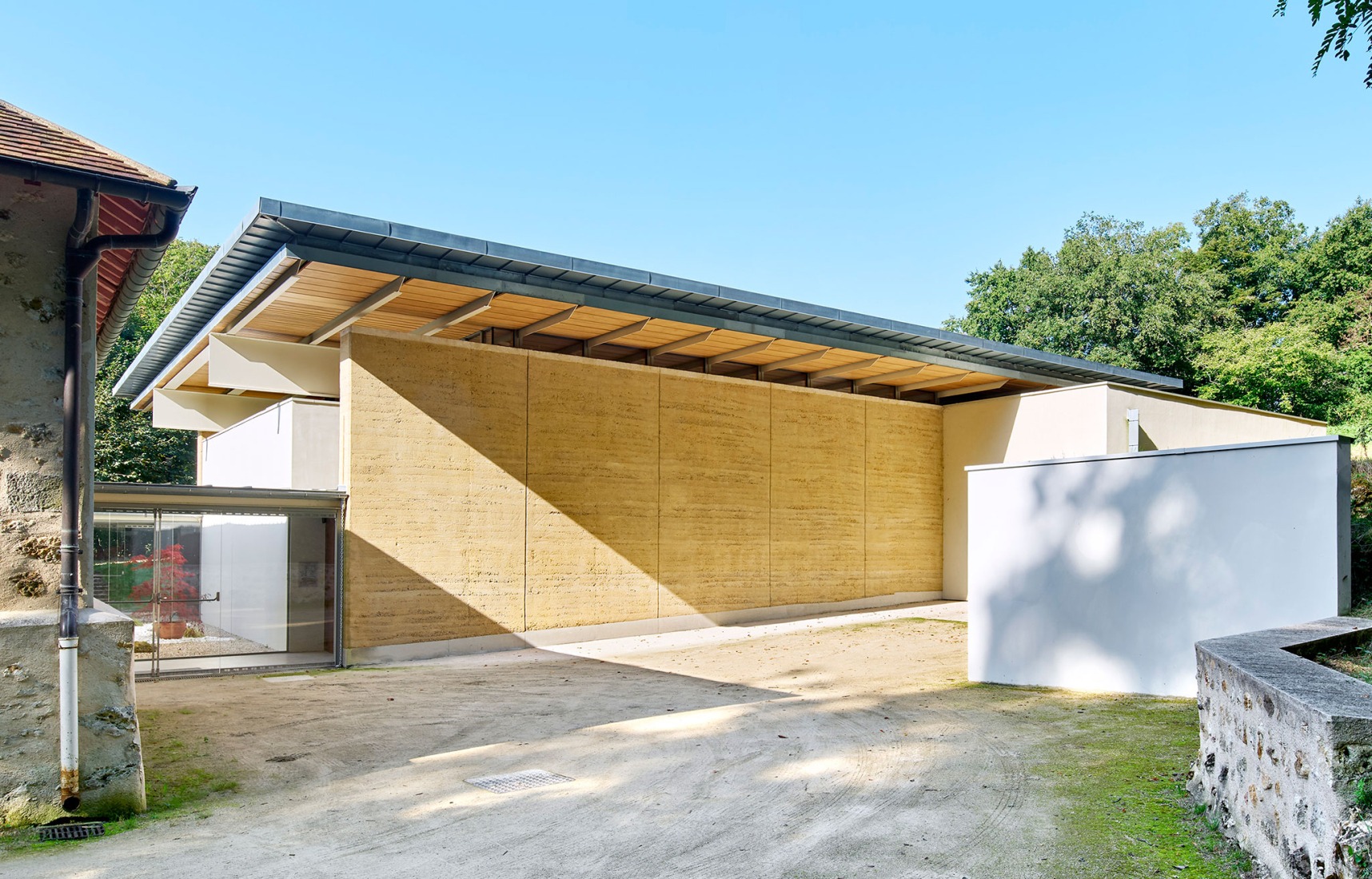 Multi-purpose hall in Châteaufort by Berellini Architecte. Photograph by Michel Denance.