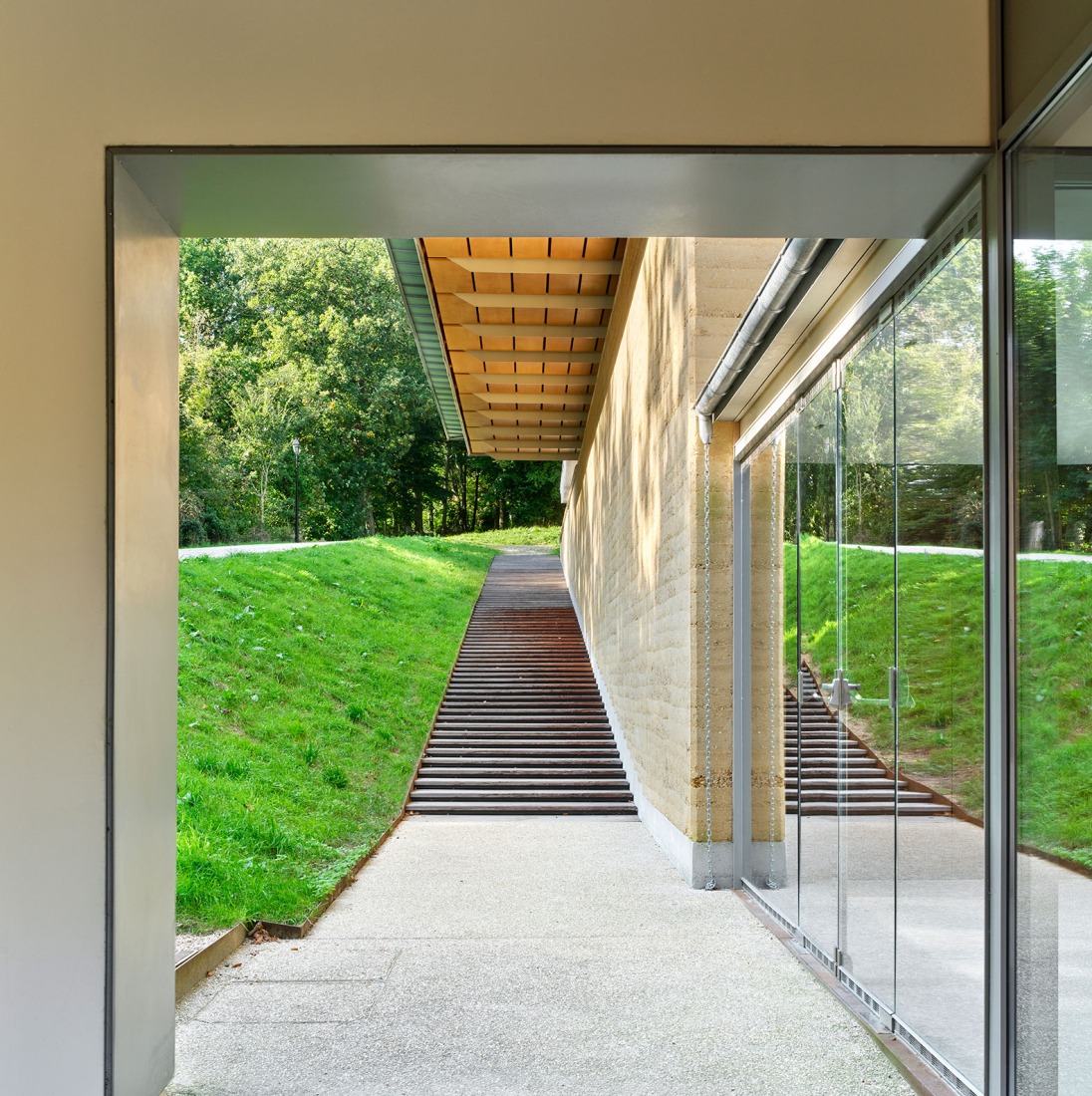 Multi-purpose hall in Châteaufort by Berellini Architecte. Photograph by Michel Denance.