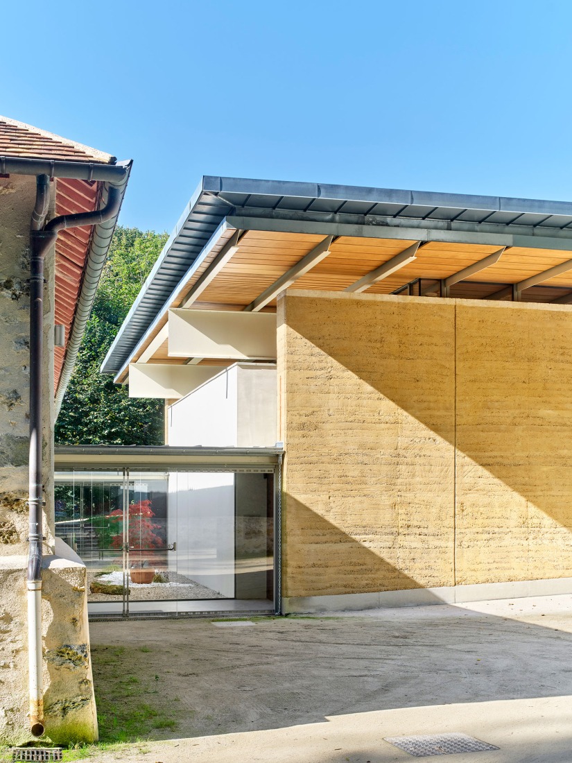 Multi-purpose hall in Châteaufort by Berellini Architecte. Photograph by Michel Denance.
