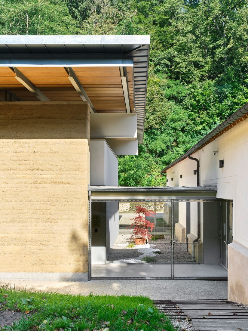 Multi-purpose hall in Châteaufort by Berellini Architecte. Photograph by Michel Denance.