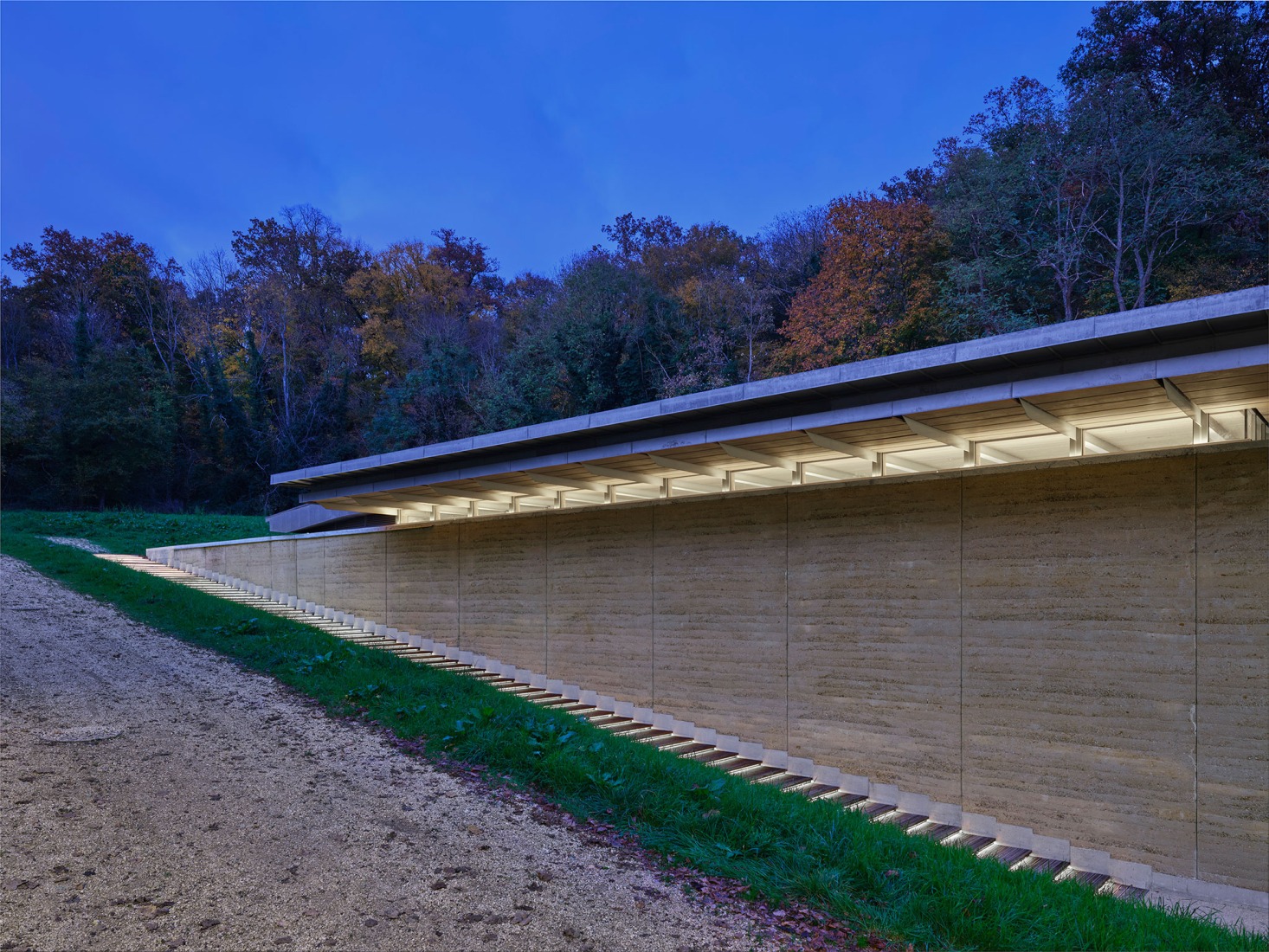 Multi-purpose hall in Châteaufort by Berellini Architecte. Photograph by Michel Denance.