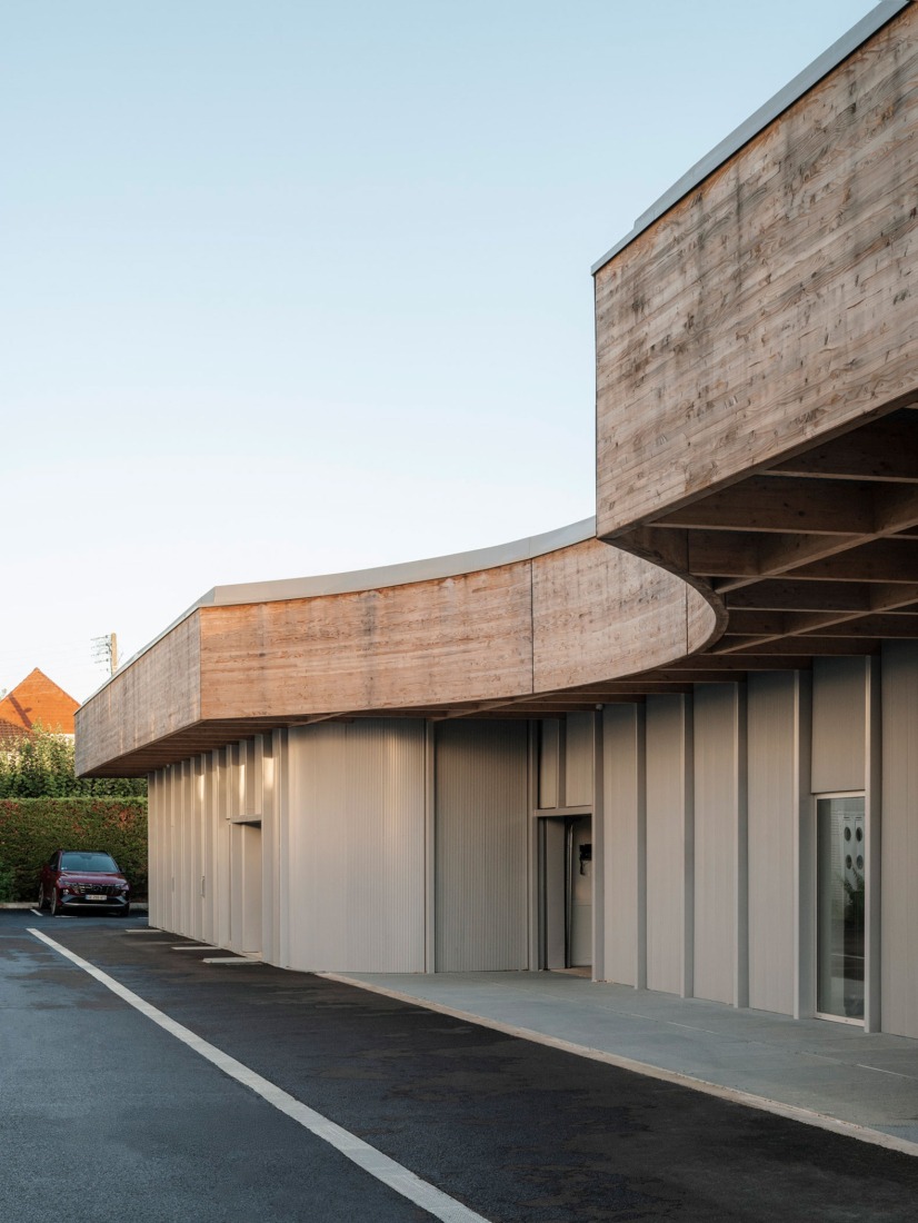 Construction of a central kitchen and a community restaurant in Ermont by Ateliers O-S architectes. Photograph by Cyrille Weiner.
