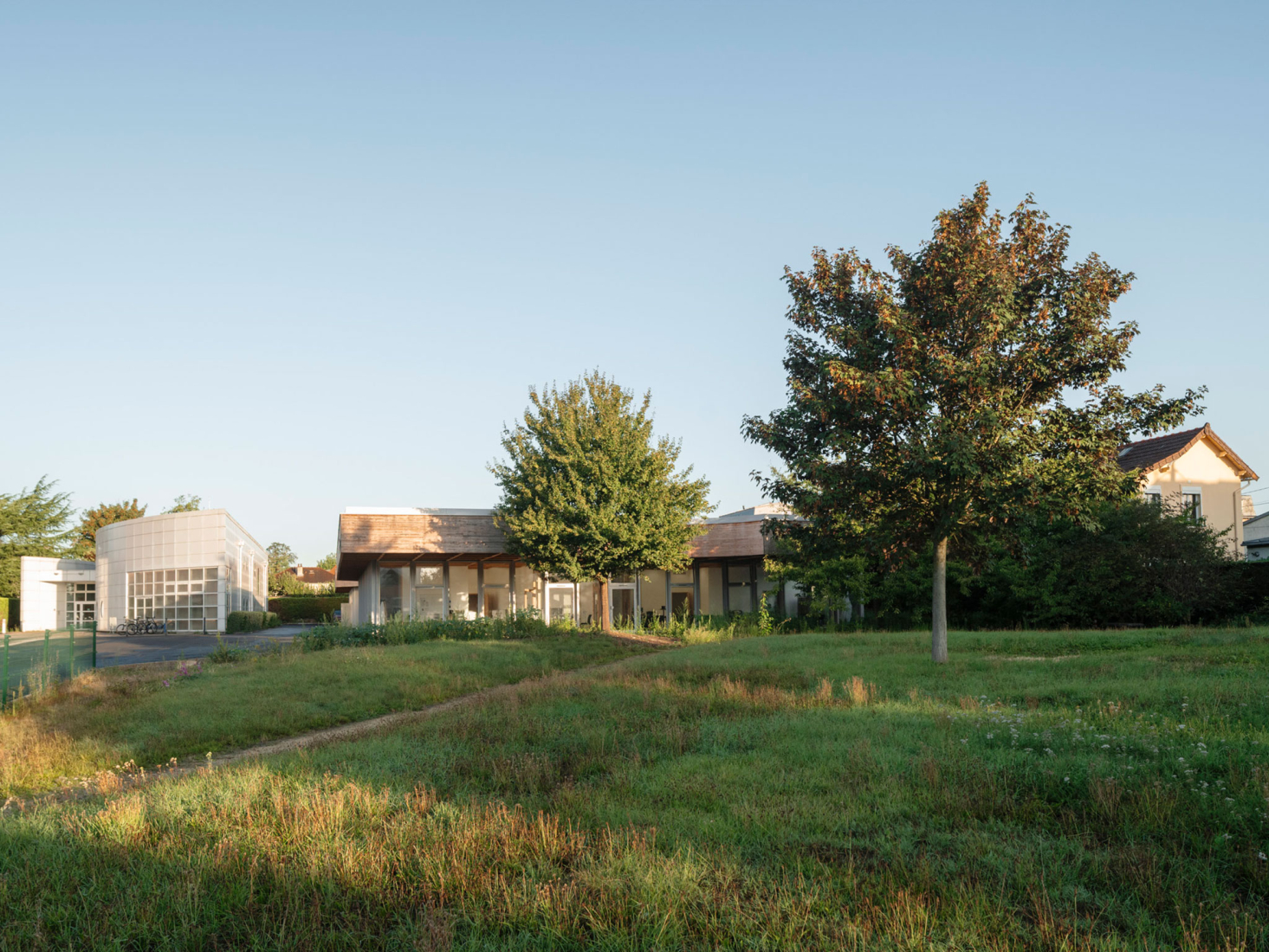 Construction of a central kitchen and a community restaurant in Ermont by Ateliers O-S architectes. Photograph by Cyrille Weiner.