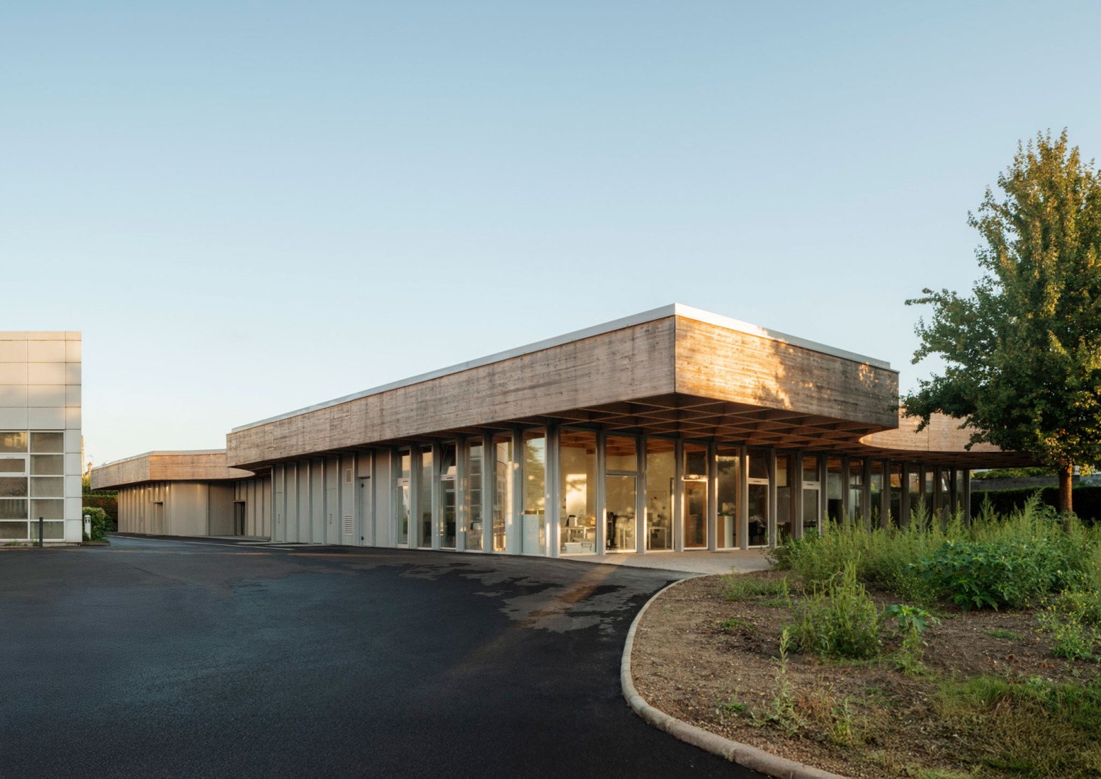 Construction of a central kitchen and a community restaurant in Ermont by Ateliers O-S architectes. Photograph by Cyrille Weiner.