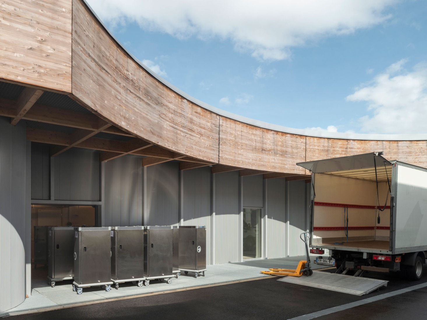 Construction of a central kitchen and a community restaurant in Ermont by Ateliers O-S architectes. Photograph by Cyrille Weiner.