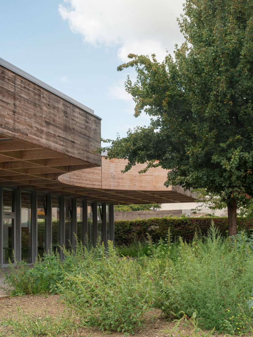 Construction of a central kitchen and a community restaurant in Ermont by Ateliers O-S architectes. Photograph by Cyrille Weiner.