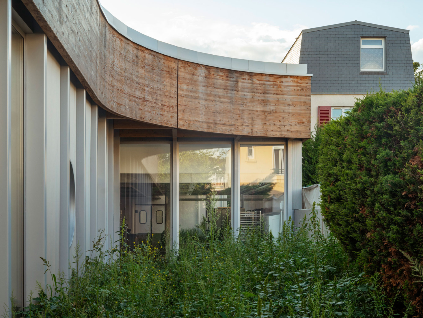 Construction of a central kitchen and a community restaurant in Ermont by Ateliers O-S architectes. Photograph by Cyrille Weiner.