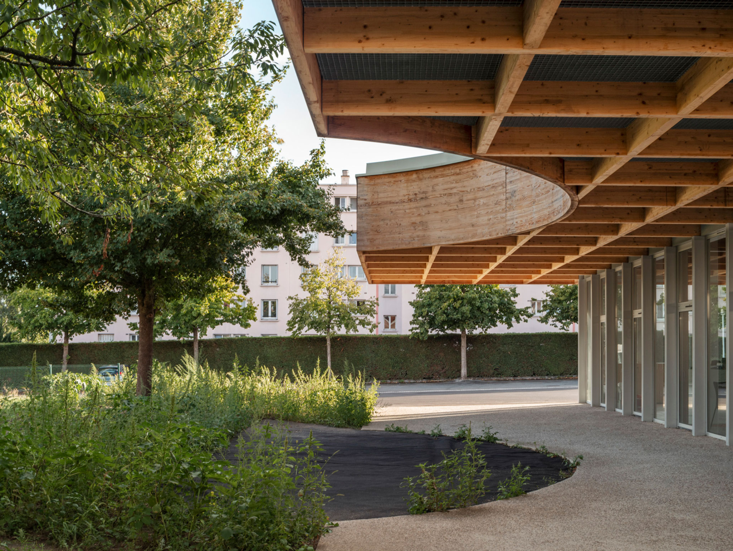 Construction of a central kitchen and a community restaurant in Ermont by Ateliers O-S architectes. Photograph by Cyrille Weiner.