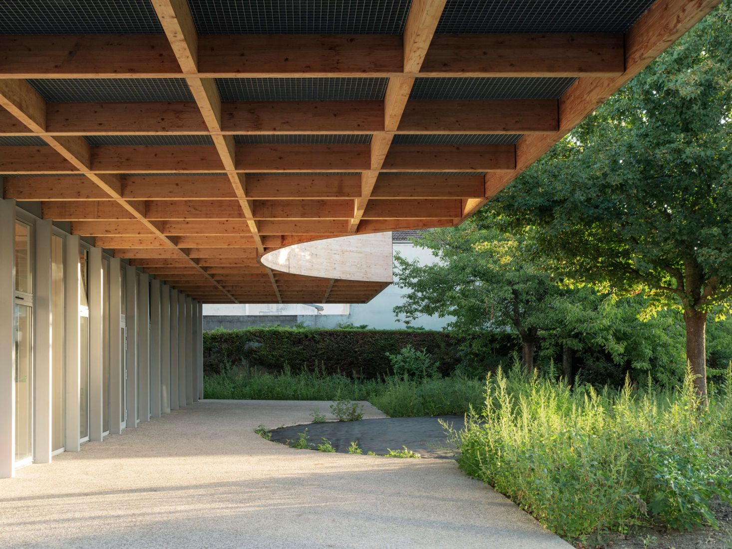 Construction of a central kitchen and a community restaurant in Ermont by Ateliers O-S architectes. Photograph by Cyrille Weiner.