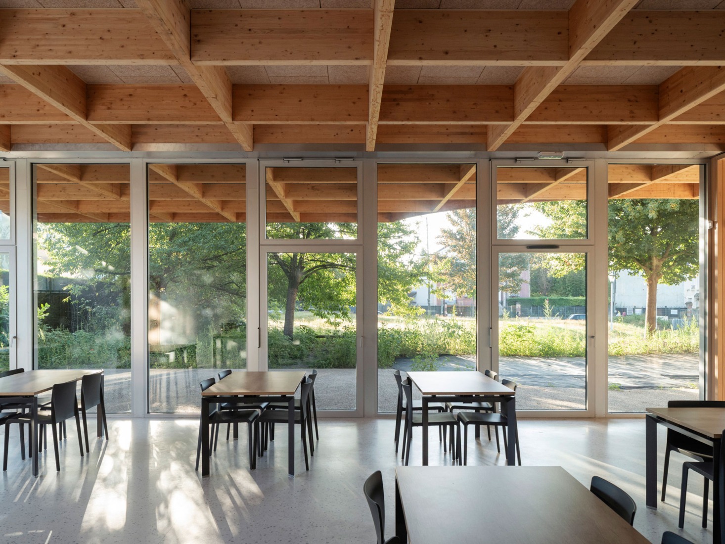 Construction of a central kitchen and a community restaurant in Ermont by Ateliers O-S architectes. Photograph by Cyrille Weiner.