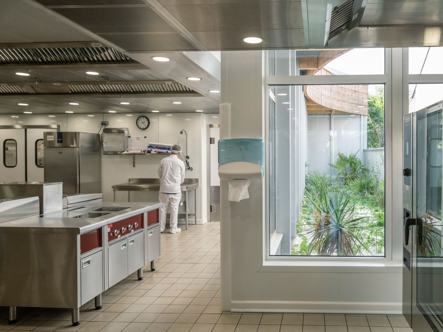 Construction of a central kitchen and a community restaurant in Ermont by Ateliers O-S architectes. Photograph by Cyrille Weiner.