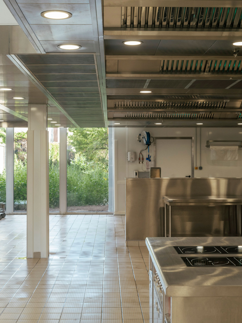Construction of a central kitchen and a community restaurant in Ermont by Ateliers O-S architectes. Photograph by Cyrille Weiner.