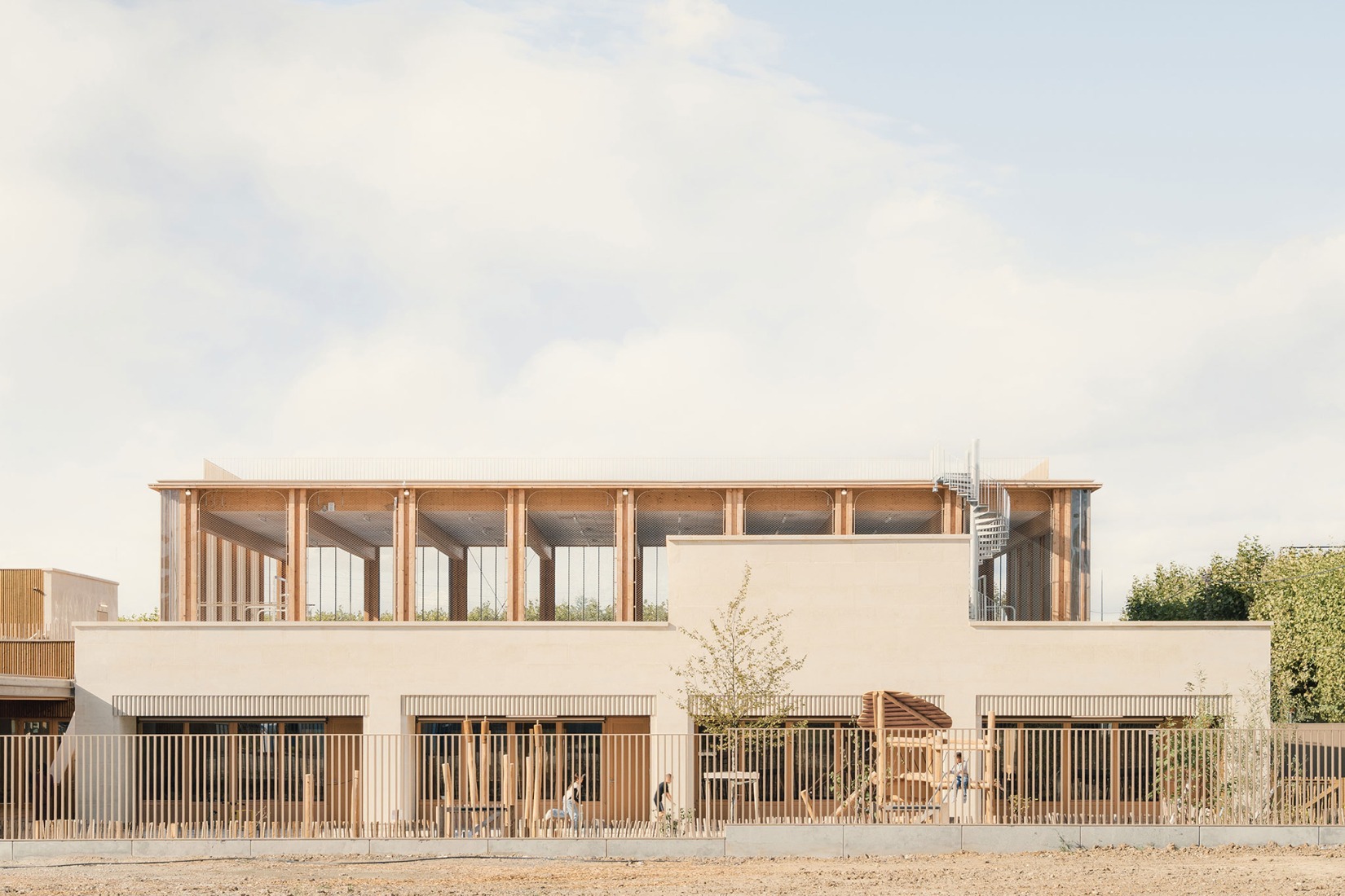 Simone Veil School Complex by Le Penhuel et Associés. Photograph by Vladimir de Mollerat du Jeu.y Gaëtan Le Penhuel Architectes & Associés. Photograph by Vladimir de Mollerat du Jeu. 