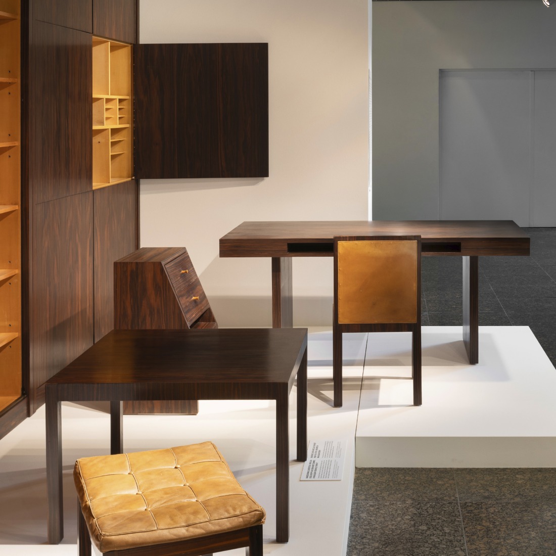 Vista de la exposición «Haus Lemke – Los muebles de Mies van der Rohe y Lilly Reich» en el Kunstgewerbemuseum. Fotografía por Staatliche Museen zu Berlin, Kunstgewerbemuseum / Stephan Klonk.