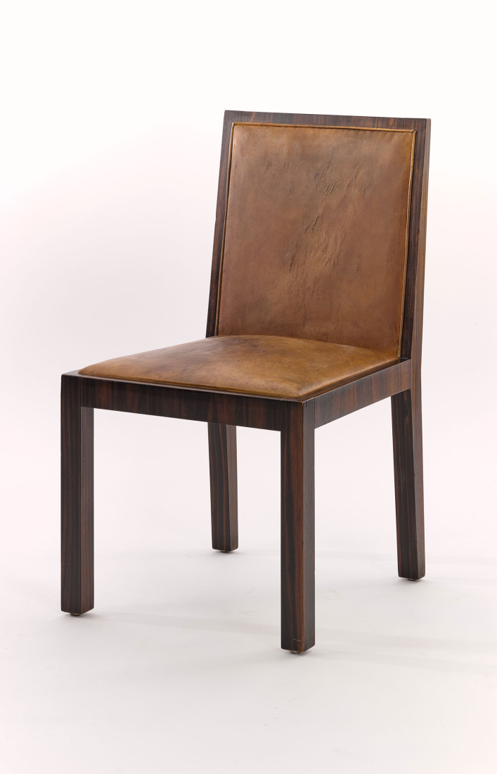 Haus Lemke, silla de escritorio del estudio. Diseño: Mies van der Rohe y Lilly Reich (?), 1934/35, chapa de ébano de Makassar, (recuadro) cojín con funda de piel de cerdo. Fotografía por René Müller, Berlín, 2018 (Museo de Artes Decorativas - Museos Nacionales de Berlín).