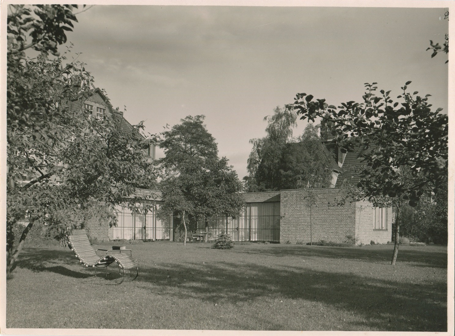 Haus Lemke con jardín. Diseño: Mies van der Rohe, 1932/33. Fotografía por Paul Schulz, Berlín, probablemente 1934 (copia original en el Kunstgewerbemuseum - Staatliche Museen zu Berlin).