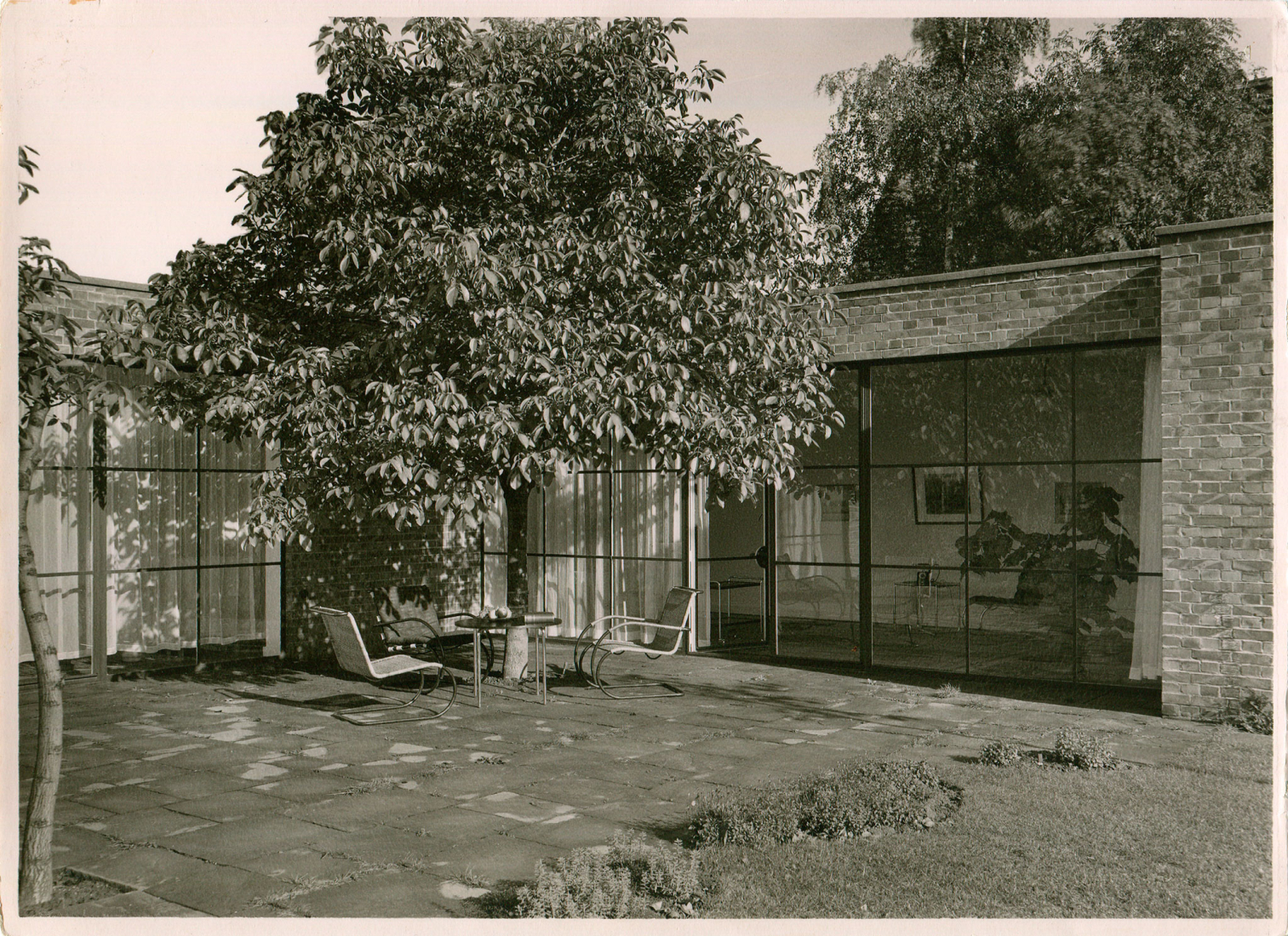 Haus Lemke, terraza con muebles de tubo de acero. Diseño del mueble de tubo de acero: Mies van der Rohe, 1927. Fotografía por Paul Schulz, Berlín, probablemente 1934 (copia original en el Kunstgewerbemuseum - Staatliche Museen zu Berlin).