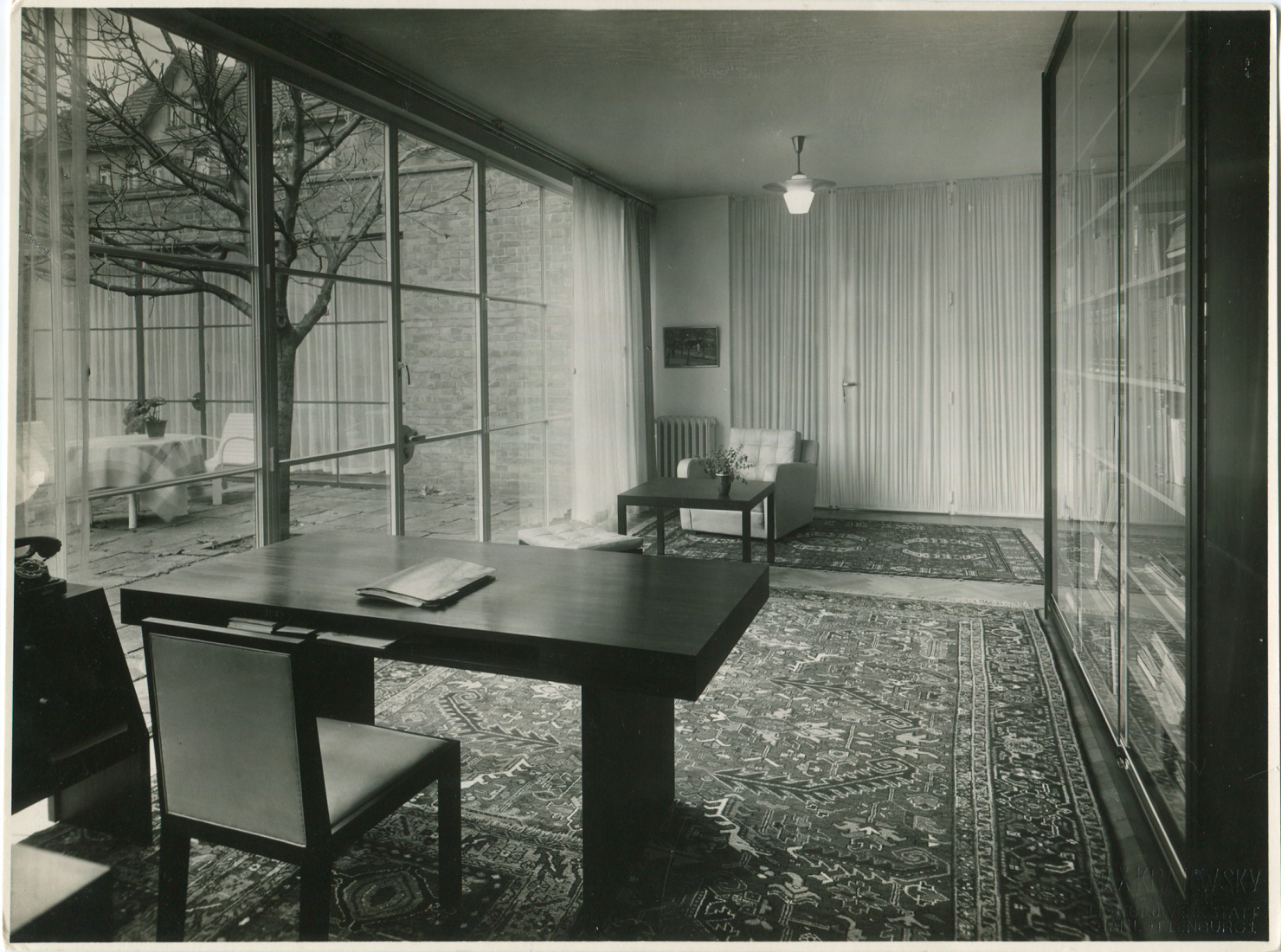 Haus Lemke, estudio con mobiliario interior. Diseño: Mies van der Rohe y Lilly Reich (?), 1934/35, vista desde el dormitorio. Fotografía por Max Krajewsky, Berlín, 1937 (copia original en el Kunstgewerbemuseum - Staatliche Museen zu Berlin).