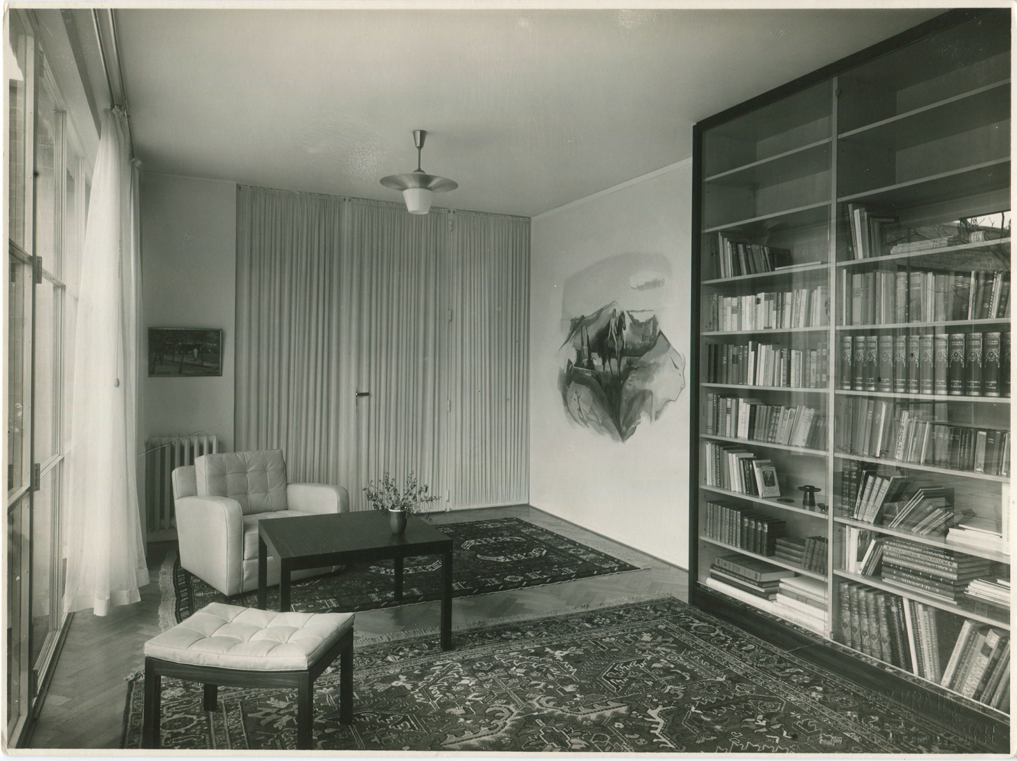 Haus Lemke, estudio con sillón. Diseño: Mies van der Rohe y Lilly Reich (?), 1934/35, vista del pasillo. Fotografía por Max Krajewsky, Berlín, 1937 (copia original en el Kunstgewerbemuseum - Staatliche Museen zu Berlin).