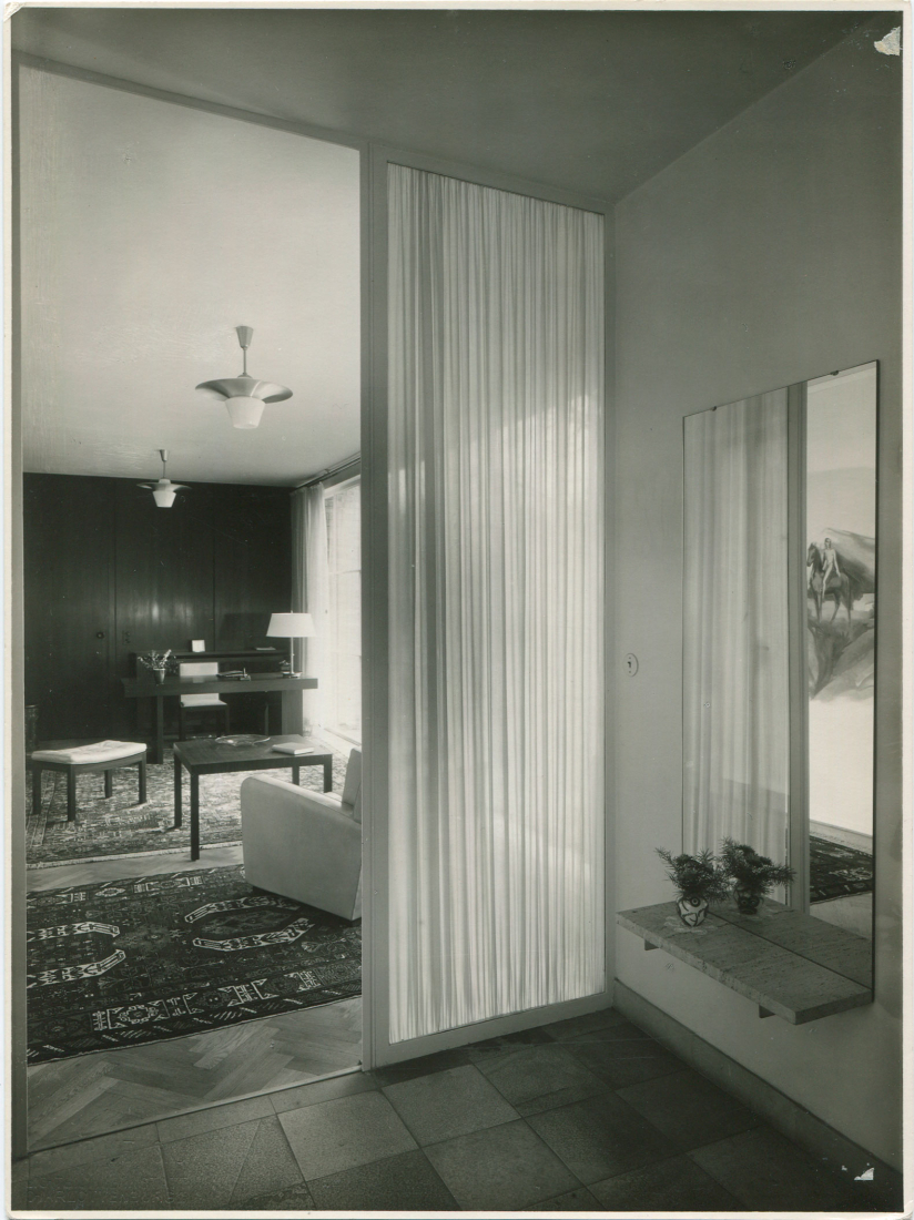 Haus Lemke, estudio con mobiliario interior. Diseño: Mies van der Rohe y Lilly Reich (?), 1934/35, vista del estudio desde el pasillo. Fotografía por Max Krajewsky, Berlín, 1937 (copia original en el Kunstgewerbemuseum - Staatliche Museen zu Berlin).