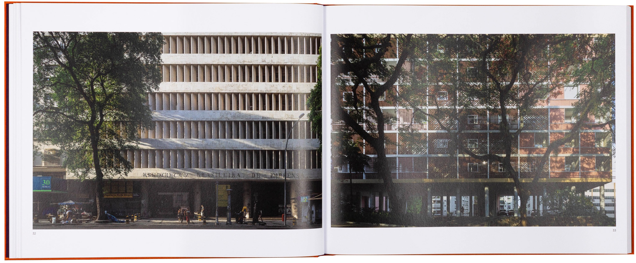 Fotografía de producto de «A Collection of Latin American Modern Architecture. Volume 2», Lars Müller Publishers, 2025. Cortesía de 2025 Lars Müller Publishers.