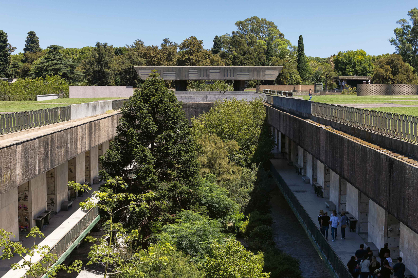 Panteón Subterráneo del Cementerio de Chacarita, 1950–1958. Fotografiado el 12 de febrero de 2022. «A Collection of Latin American Modern Architecture. Volume 2». Fotografía por Leonardo Finotti. Cortesía de 2025 Lars Müller Publishers.