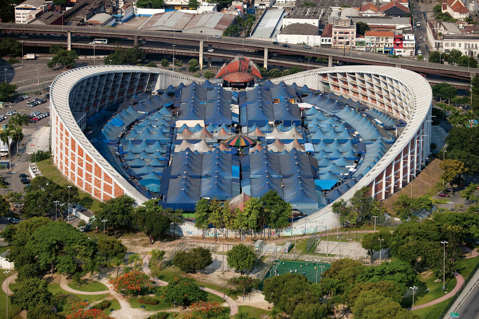 «Pavilhão São Cristovão», 1958–1960. Fotografiado el 16 de julio de 2018. «A Collection of Latin American Modern Architecture. Volume 2». Fotografía por Leonardo Finotti. Cortesía de 2025 Lars Müller Publishers.