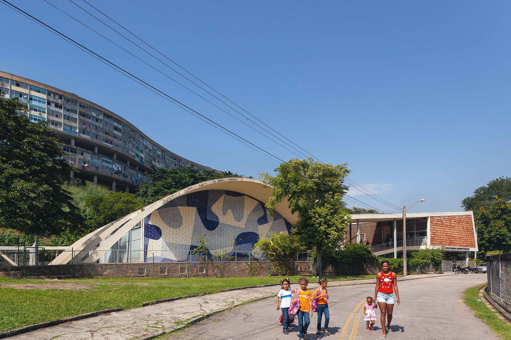 Conjunto Pedregulho, 1943–1946. Fotografiado el 7 de mayo de 2010. «A Collection of Latin American Modern Architecture. Volume 2». Fotografía por Leonardo Finotti. Cortesía de 2025 Lars Müller Publishers.