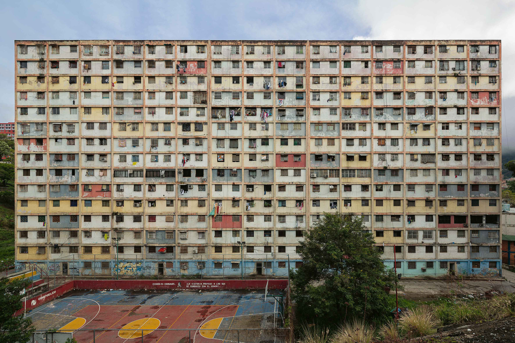 Comunidad 23 de Enero, 1955–1957. Fotografiado el 23 de junio de 2014. «A Collection of Latin American Modern Architecture. Volume 2». Fotografía por Leonardo Finotti. Cortesía de 2025 Lars Müller Publishers.