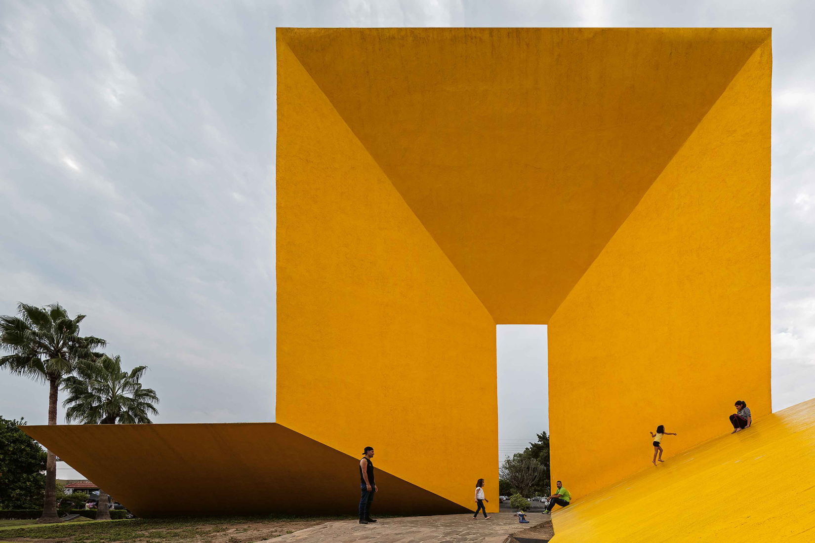 Escultura la Gran Puerta, 1969–1970. Fotografiado el 16 de agosto de 2017. «A Collection of Latin American Modern Architecture. Volume 2». Fotografía por Leonardo Finotti. Cortesía de 2025 Lars Müller Publishers.