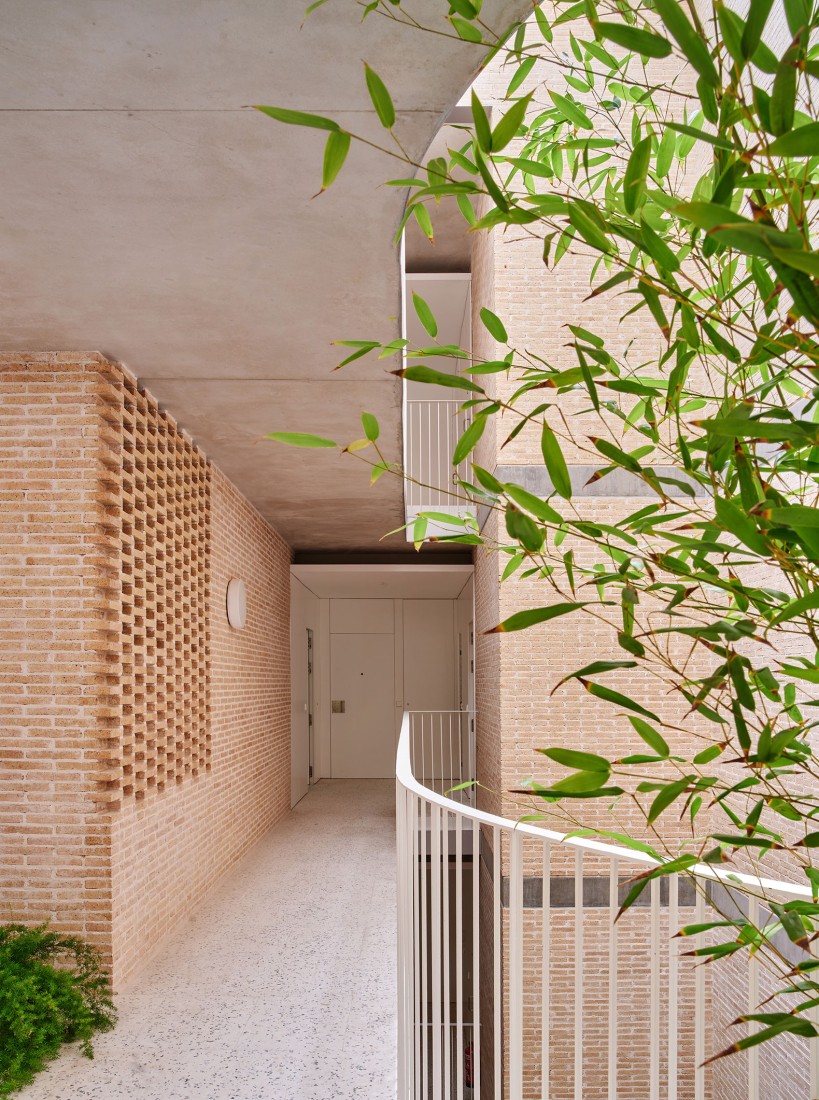 54 viviendas sociales en Borrassà por Peris + Toral. Fotografía por José Hevia.