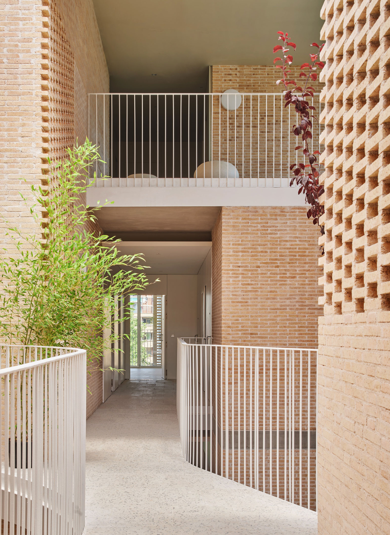 54 viviendas sociales en Borrassà por Peris + Toral. Fotografía por José Hevia.