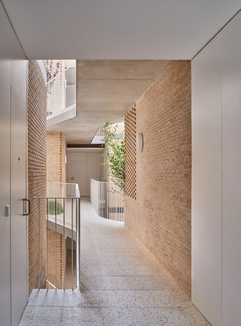 54 viviendas sociales en Borrassà por Peris + Toral. Fotografía por José Hevia.