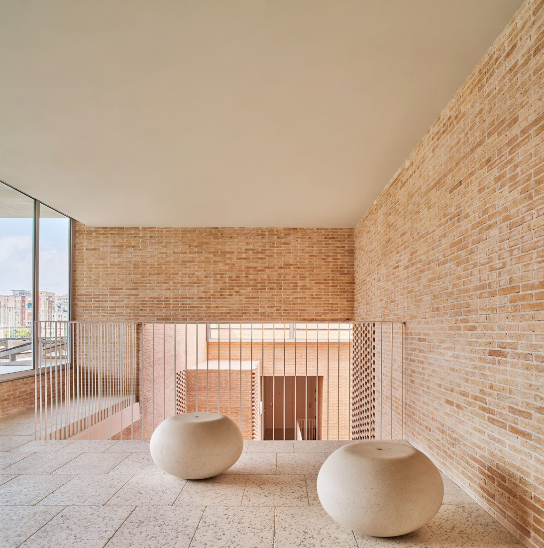 54 viviendas sociales en Borrassà por Peris + Toral. Fotografía por José Hevia.